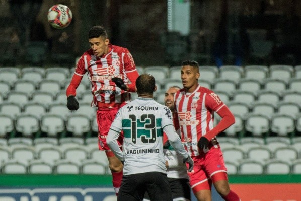 Foto: Robson Mafra/AGIF – Carlão está suspenso e vira desfalque para Roberto Fernandes