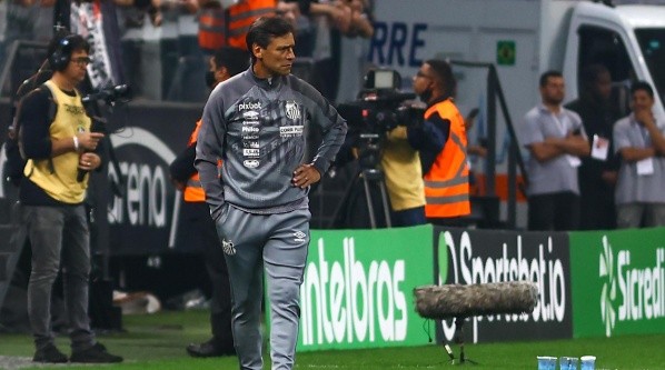 Fabián Bustos está pressionado no comando do Santos (Foto: Marcello Zambrana/AGIF)