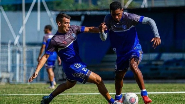 Foto: Instagram Oficial Olaria AC/Vinicius Gentil | Macário em ação em treino do Azulão