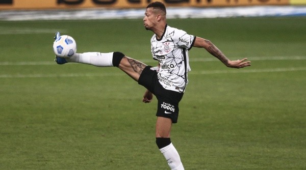 João Victor pode ser negociado pelo Corinthians (Foto: Ettore Chiereguini/AGIF)