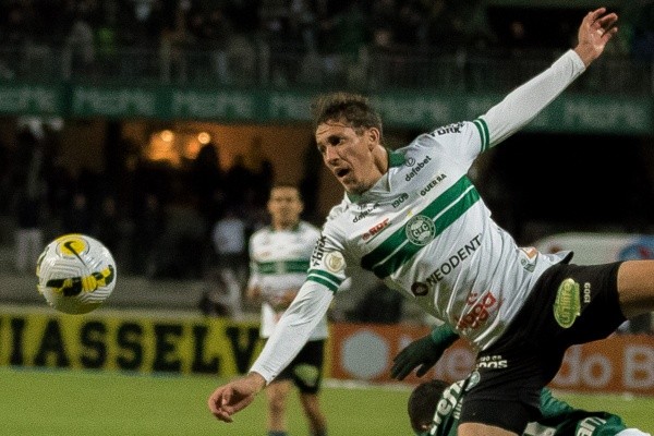 Foto: Robson Mafra/AGIF – Suspenso, Guilherme Biro também vira desfalque no Coritiba