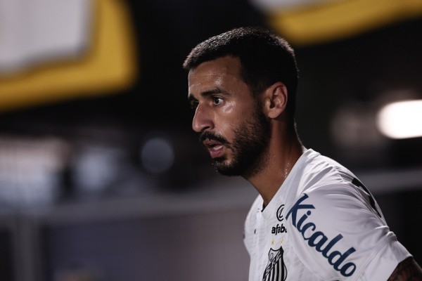 Camacho tem contrato com o Santos até o fim da temporada (Foto: Ettore Chiereguini/AGIF)