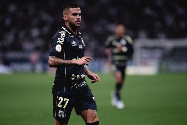 Auro está emprestado pelo Toronto FC ao Santos (Foto: Ettore Chiereguini/AGIF)