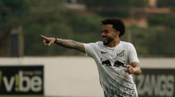 Claudinho pode retornar ao futebol brasileiro ( Foto: Rebeca Reis/AGIF )