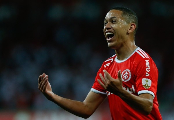 Marcos Guilherme foi contratado e pode estrear a partir de 18 de julho (Foto: Jeferson Guareze/AGIF)