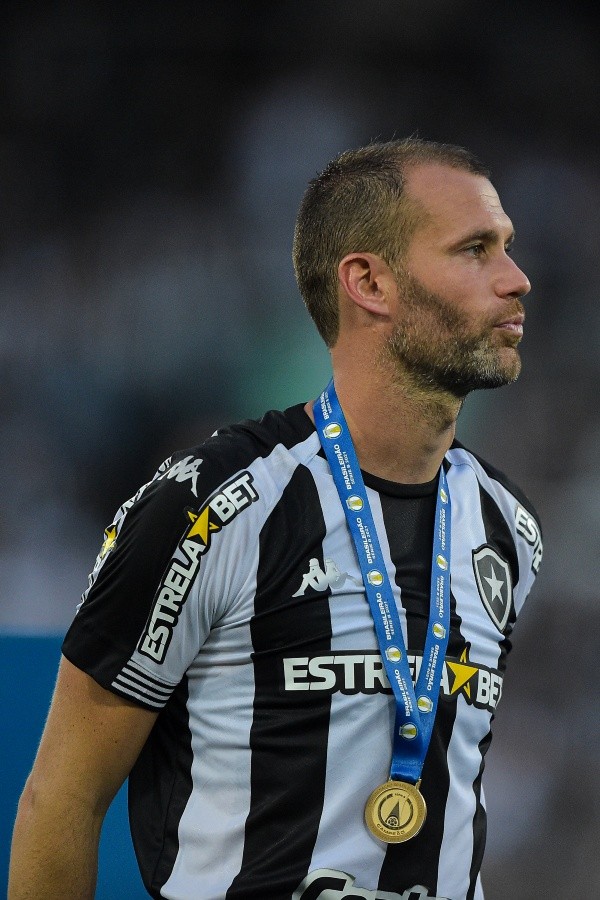 Joel Carli em ação no Botafogo (Foto: Thiago Ribeiro/AGIF)