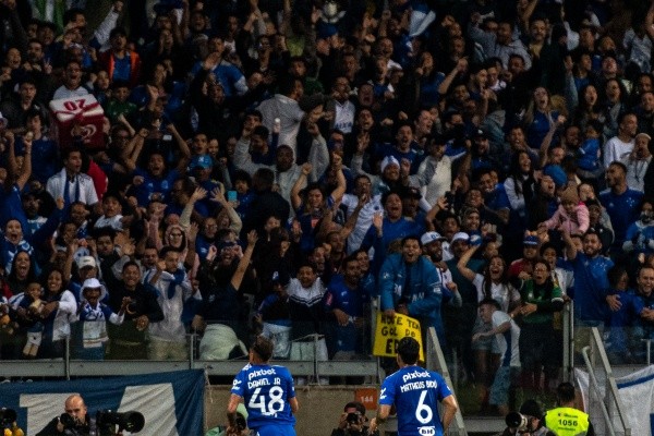 Alessandra Torres/AGIF/ Torcedores do Cruzeiro comemorando gol com a torcida. Alessandra Torres/AGIF/ Torcedores do Cruzeiro comemorando gol com a torcida.