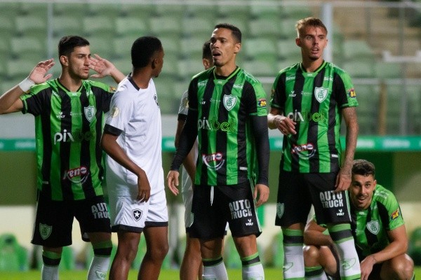 Foto: Fernando Moreno/AGIF – Botafogo perdeu por 3 a 0 e viu a vaga nas quartas ficar mais distante
