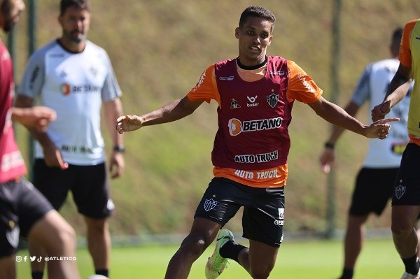 Foto: Twitter Oficial Atlético-MG/Divulgação | Pedrinho quase foi arrastado pelo Lille