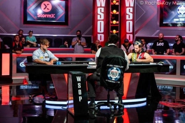 Heads-up entre Yuri e Dan Cates (Foto: Rachel Kay Miller/PokerNews)