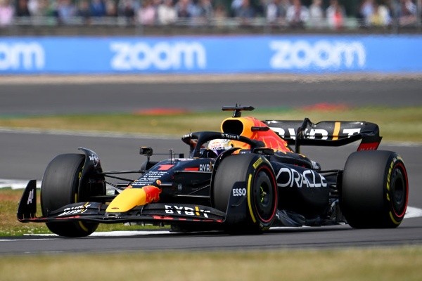 Carro de Verstappen apresentou problemas durante o GP da Inglaterra.     Créditos: Getty Images