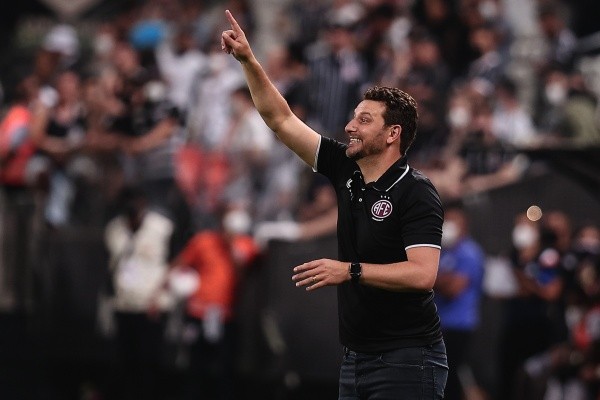 Elano não agrada a torcida do Santos (Foto: Ettore Chiereguini/AGIF)