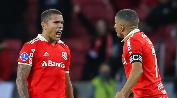 Caio Vidal com a camisa do Internacional (Foto: Pedro H. Tesch/AGIF)