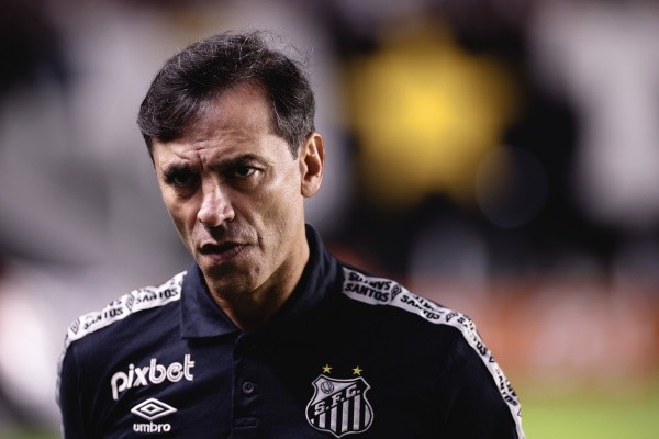 Fabián Bustos foi demitido do comando do Santos (Foto: Ettore Chiereguini/AGIF)