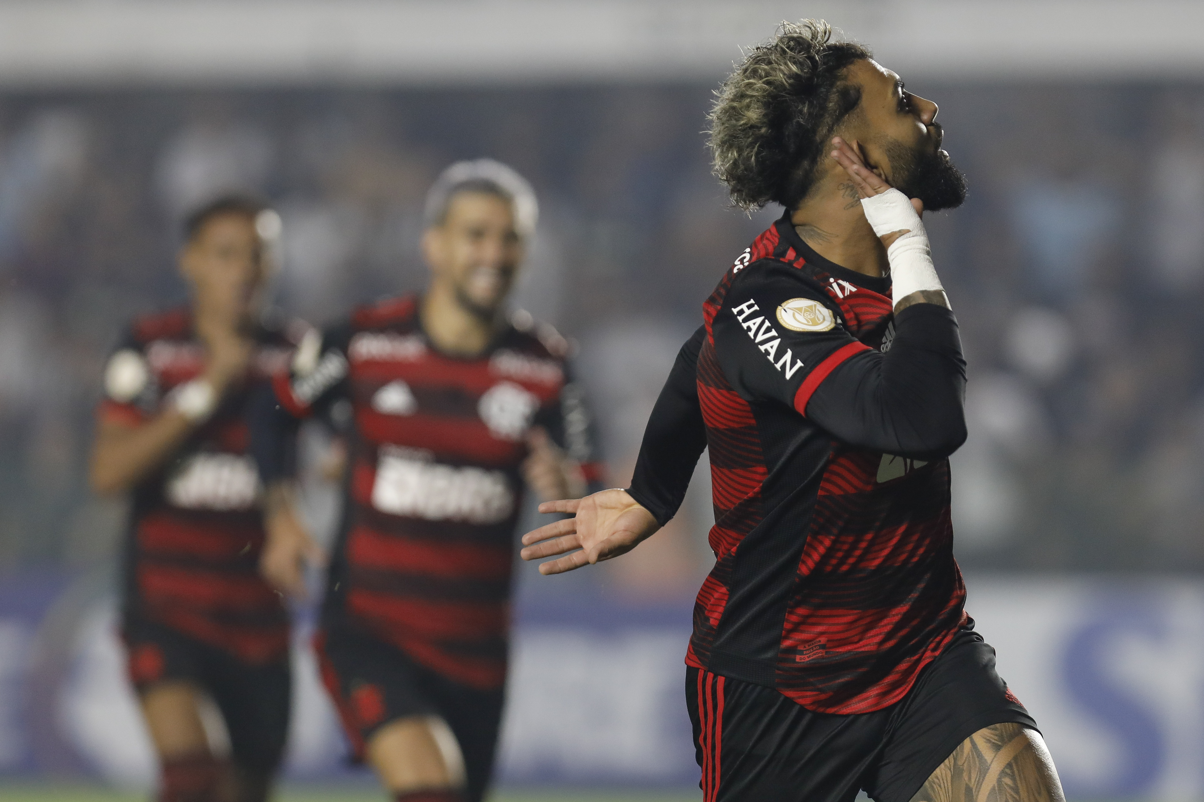 Gabigol comemora gol diante do Santos (Foto: Getty Images)