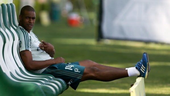 Foto: Cesar Greco – Jailson, ex-Palmeiras, se envolveu em polêmica no América-MG ao se recusar a ir para jogo com reserva