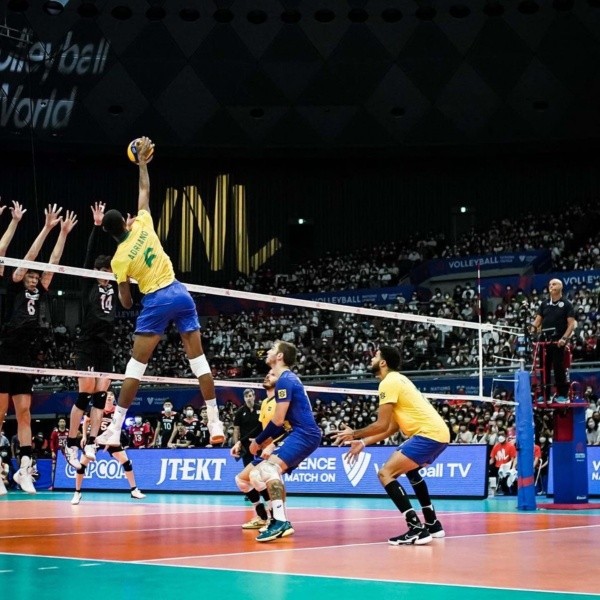 Brasil derrotou o Japão neste domingo (10). Reprodução/Twitter oficial da CBV