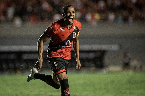 Foto: Isabela Azine/AGIF – Marlon Freitas marcou o pênalti decisivo que colocou o Atlético-GO nas quartas de final da Sul-Americana