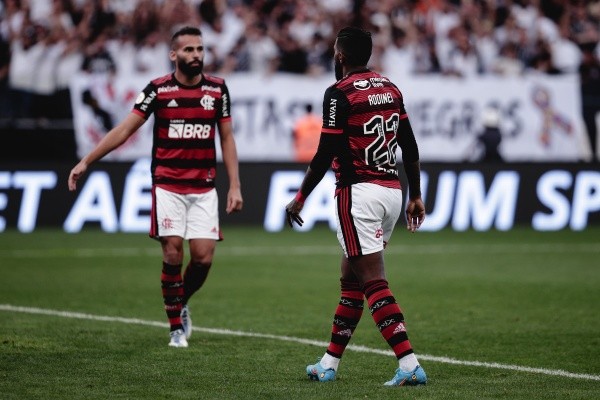 Foto: Ettore Chiereguini/AGIF – Rodinei lamenta gol contra diante do Corinthians que determinou derrota do Mengão