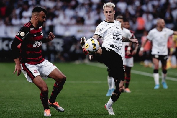Ettore Chiereguini/AGIF/ Flamengo e Corinthians em campo pelo Brasileirão. 
