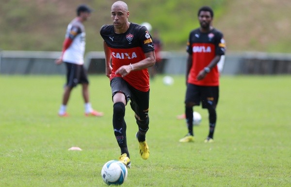 Foto: Joa Souza/Ag. A Tarde/ AGIF |  Jorge Wagner em ação pelo EC Vitória