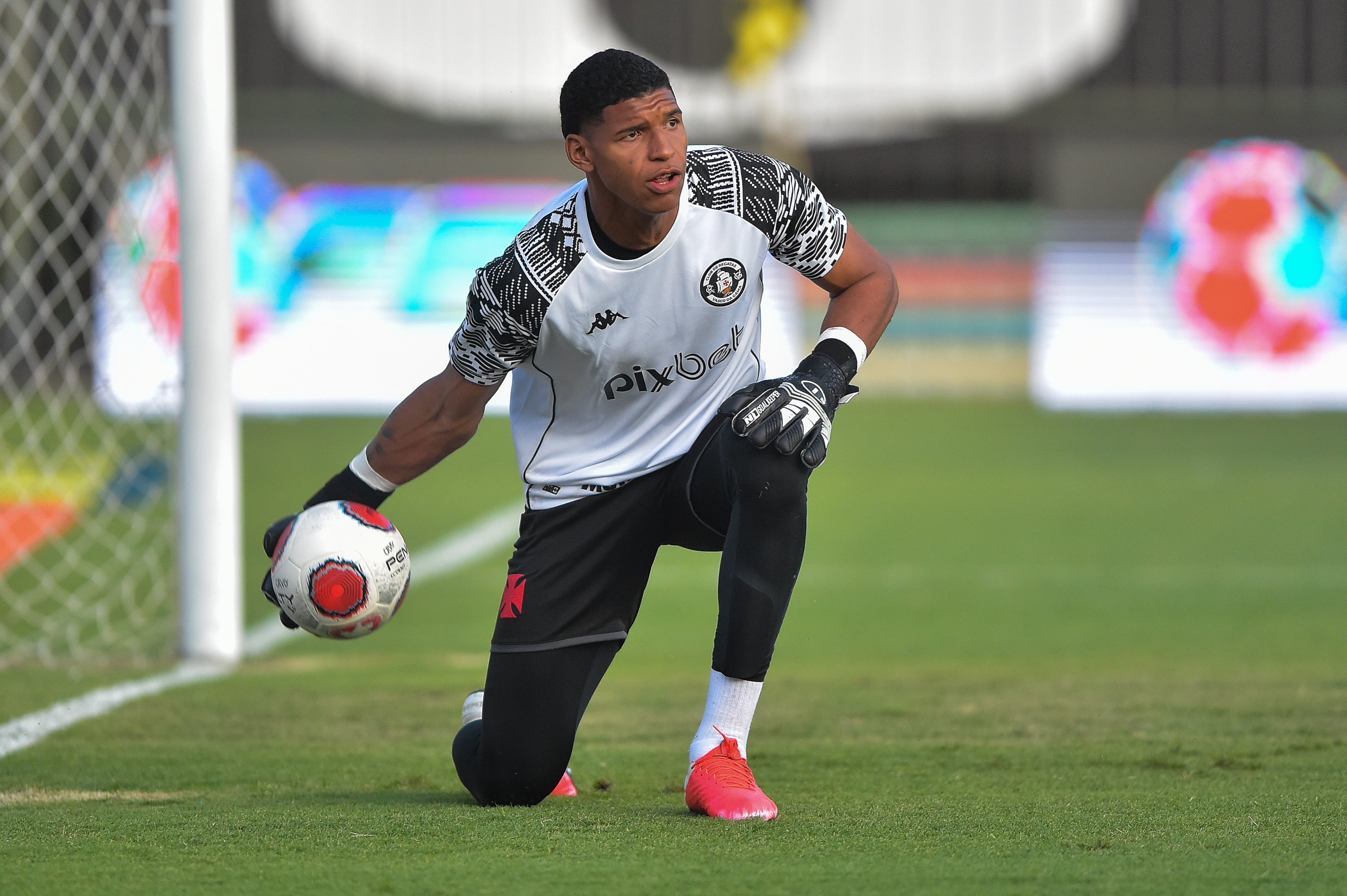 RJ - Volta Redonda - 26/01/2022 - CARIOCA 2022, VOLTA REDONDA X VASCO - Halls goleiro do Vasco durante aquecimento antes da partida contra o Volta Redonda no estadio Raulino de Oliveira pelo campeonato Carioca 2022. Foto: Thiago Ribeiro/AGIF