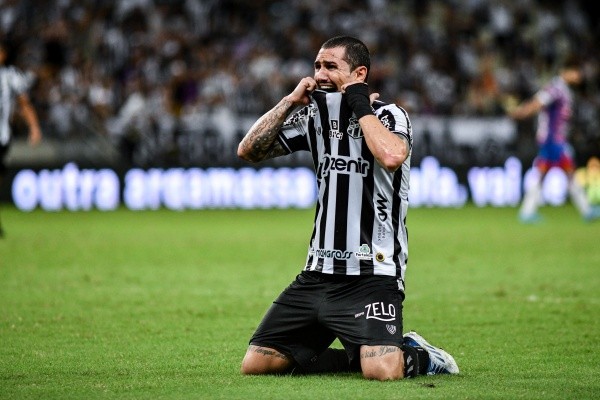 Foto: Kely Pereira/AGIF – O técnico falou sobre Vina, que chorou no gramado após perder a última chance da equipe