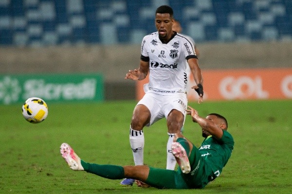 Joaquim em ação com a camisa do Cuiabá -  Foto: Gil Gomes/AGIF
