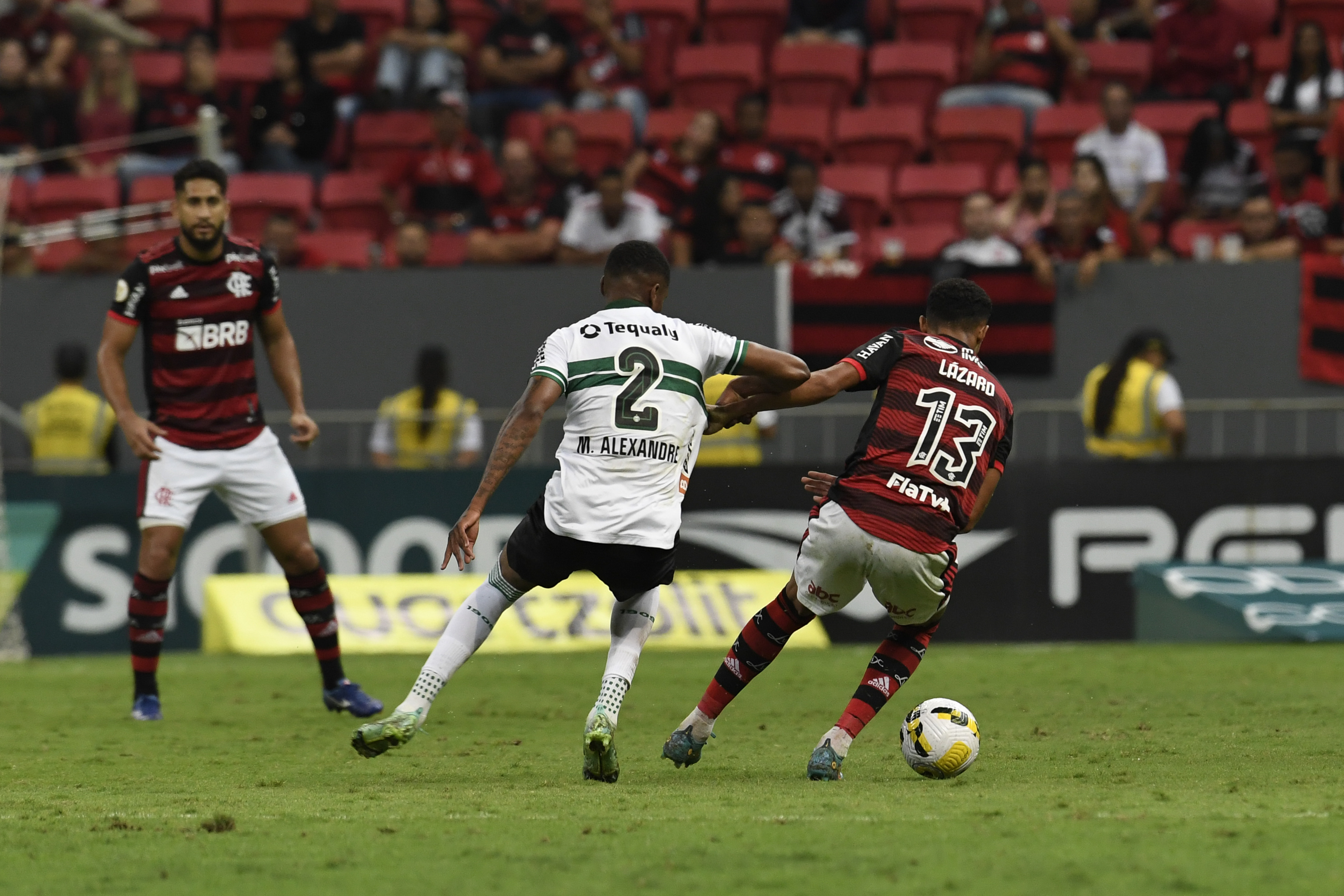 Mateus Bonomi/AGIF/ Flamengo em campo contra o Coritiba. 