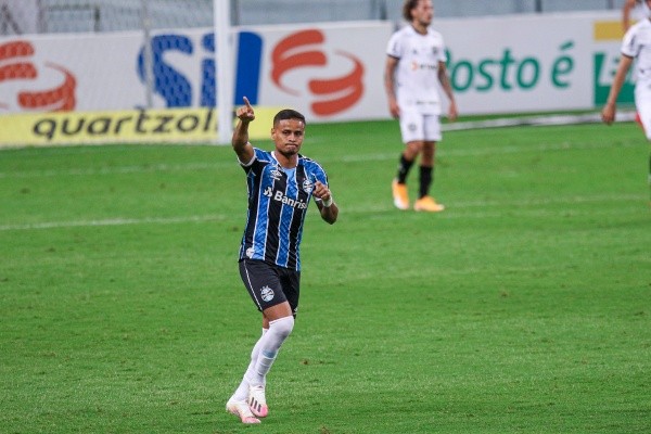 Agif/Fernando Alves – A torcida do Grêmio também pegou no pé de Everton
