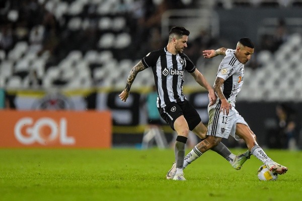 Thiago Ribeiro/AGIF/ Botafogo e Atlético-MG em campo.