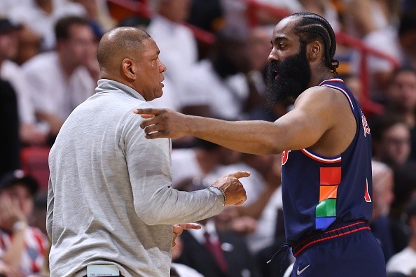 Rivers e Harden durante os playoffs da última temporada. Créditos: Getty Images