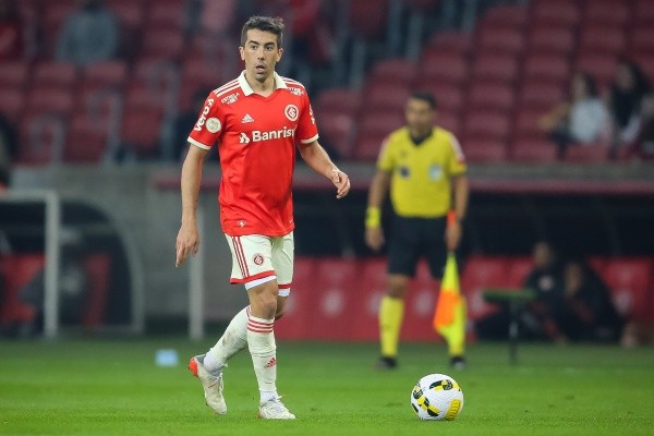 Foto:Pedro H. Tesch/AGIF | Carlos de Pena é alvo do Timão, que tem concorrência do México