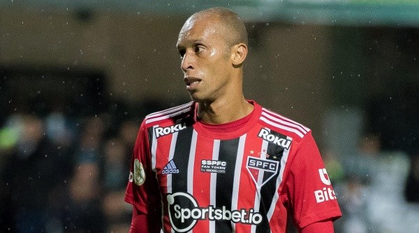 Miranda está fora do São Paulo por dores musculares (Foto: Robson Mafra/AGIF)