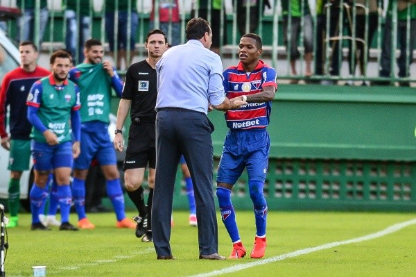 Foto: Ricardo Luis Artifon/AGIF – Marcinho está na mira do Vasco