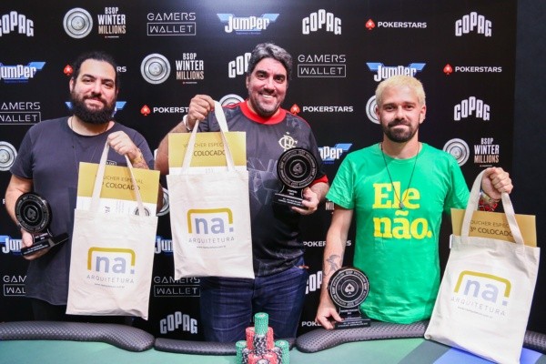 Os campeões receberam presentes dos patrocinadores (Foto: BSOP)