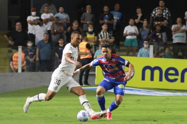 Fernanda Luz/AGIF/ Santos e Fortaleza. 