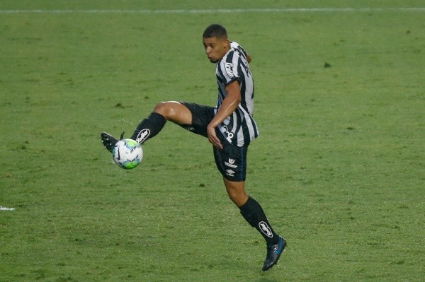 Foto: Marcello Zambrana/AGIF – Alex retornou de empréstimo ao Famalicão e vai receber chance como titular