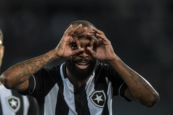 Foto: Thiago Ribeiro/AGIF – Campeão da Série B em 2021, Chay perdeu espaço com Luís Castro no Botafogo