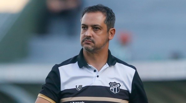 Marquinhos Santos falou sobre a chegada de reforços (Foto: Luiz Erbes/AGIF)