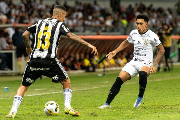 Alessandra Torres/AGIF/ Corinthians em campo contra o Atlético-MG. 