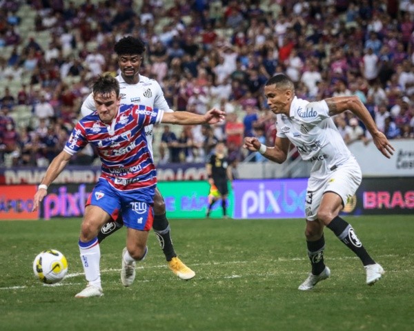 Lucas Emanuel/AGIF/ Santos em campo com o Fortaleza. 