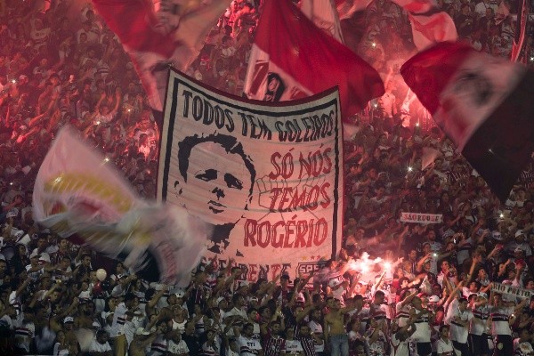 Agif/ALE CABRAL – As bandeiras de hastes estão de volta nos estádios de São Paulo