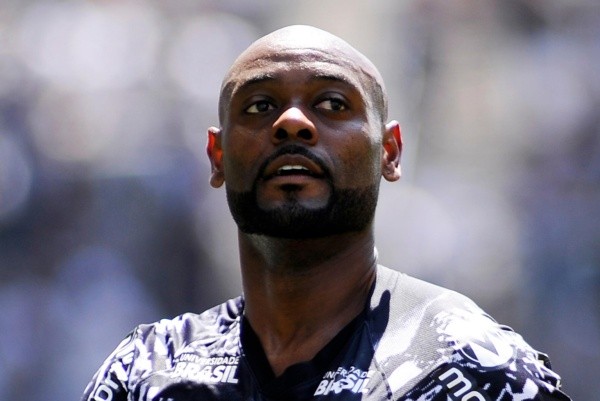 Vagner Love fez três gols em vitória do Sport (Foto: Alan  Morici/AGIF)