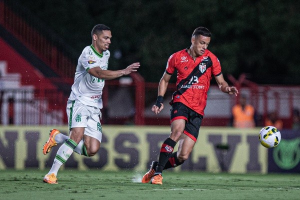 Isabela Azine/AGIF/ Atlético-GO em campo contra o América-MG. 
