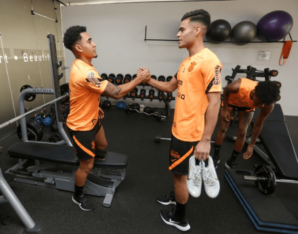 Fausto Vera e Du Queiroz se conhecendo no Corinthians (Foto: Rodrigo Coca/Corinthians)
