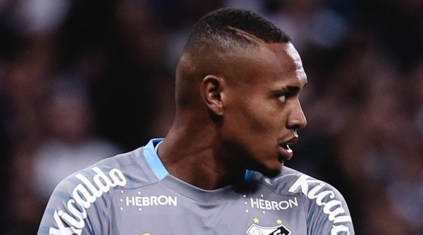 John está na mira do Botafogo (Foto: Ettore Chiereguini/AGIF)