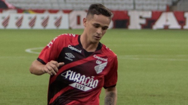 Khellven também foi alvo de críticas da torcida (Foto: Robson Mafra/AGIF)