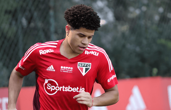Gabriel Sara com a camisa do São Paulo - Foto: Rubens Chiri/São Paulo FC)