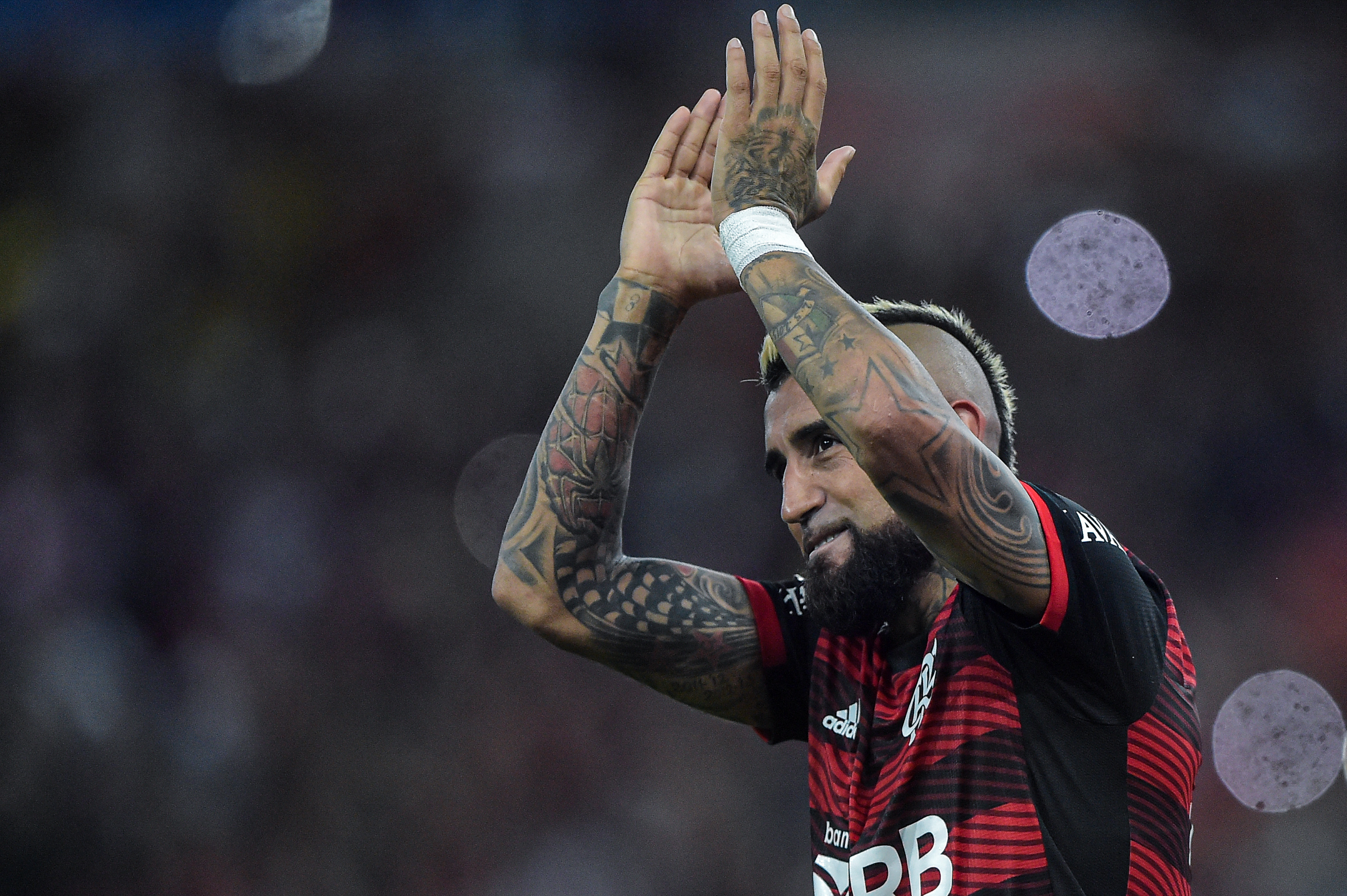 Thiago Ribeiro/AGIF/ Vidal comemorando gol no Maracanã. 